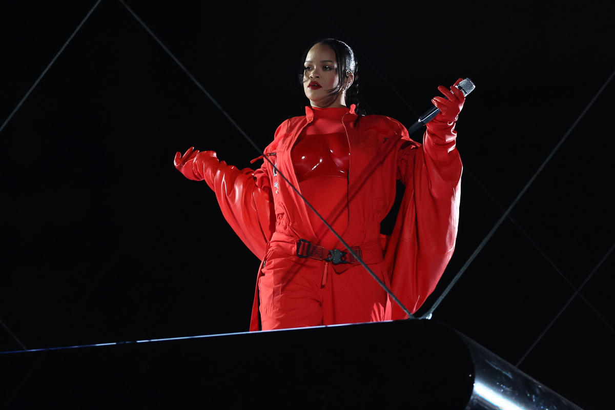 La performance de Rihanna suscite des critiques mitigées, la deuxième grossesse confirmée