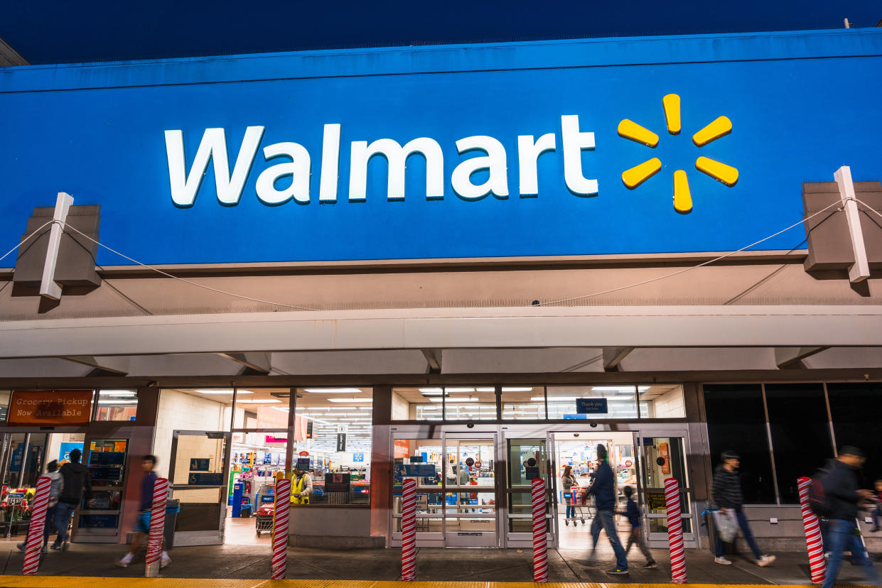 Hay tantos robos en Walmart que su CEO amenaza con cerrar las tiendas. Foto: Getty Images