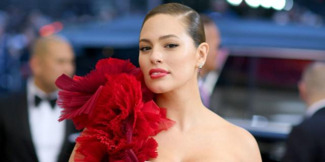 Ashley Graham Is Completely Nude In Behind The Scenes Fashion Week Pic 