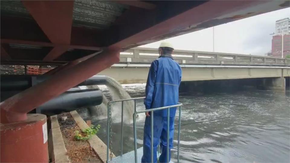 鋒面報到南臺灣降大雨　東石鄉、水上鄉路面淹成「小河」