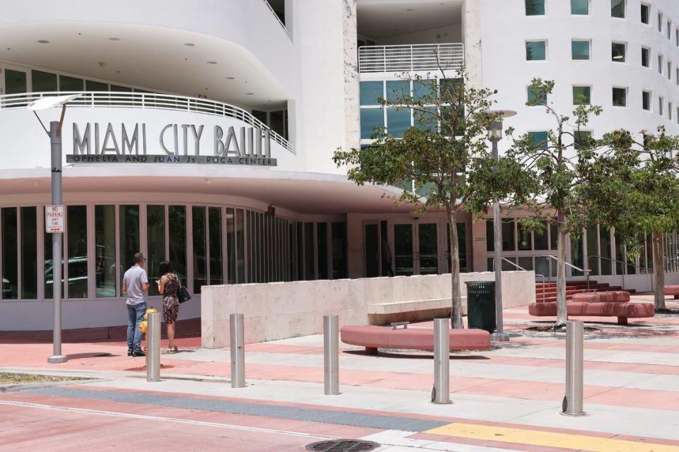 Un hombre que, según la policía, usó un tubo para matar a golpes a una mujer trans mientras esta dormía afuera del Miami City Ballet en Miami Beach fue arrestado el martes 24 de abril de 2024. Carl Juste/cjuste@miamiherald.com