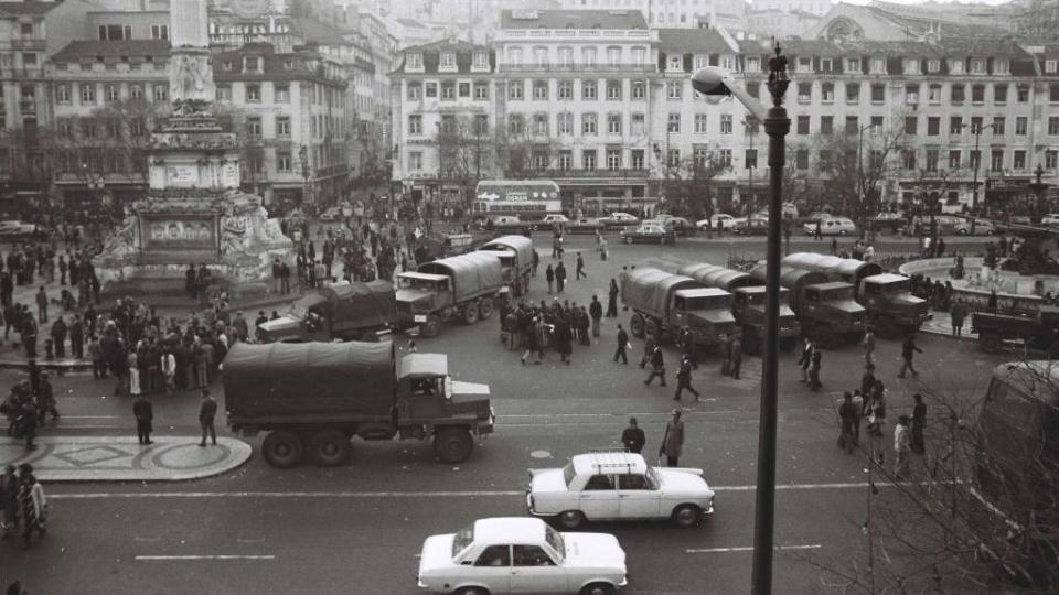 Camiones militares en el centro de Lisboa