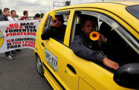 Taxi drivers protest against Uber in Bogota, Colombia, October 23, 2017. REUTERS/Jaime Saldarriaga