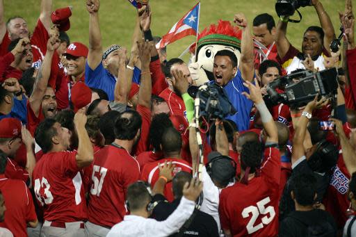 Los jugadores puertorriqueños de Indios de Mayagüez celebran tras vencer en las semifinales a los Navegantes del Magallanes de Venezuela, el 7 de febrero de 2014 en Isla Margarita (Venezuela) (AFP | LEO RAMIREZ)