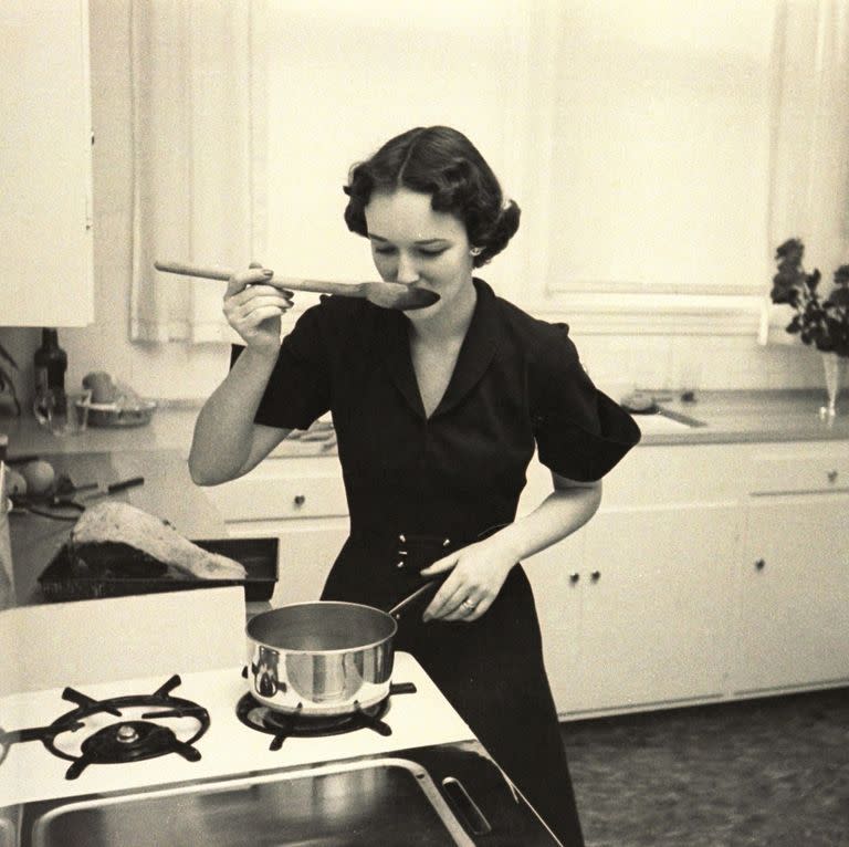 1940s: Banish bad smells with a simmer pot.