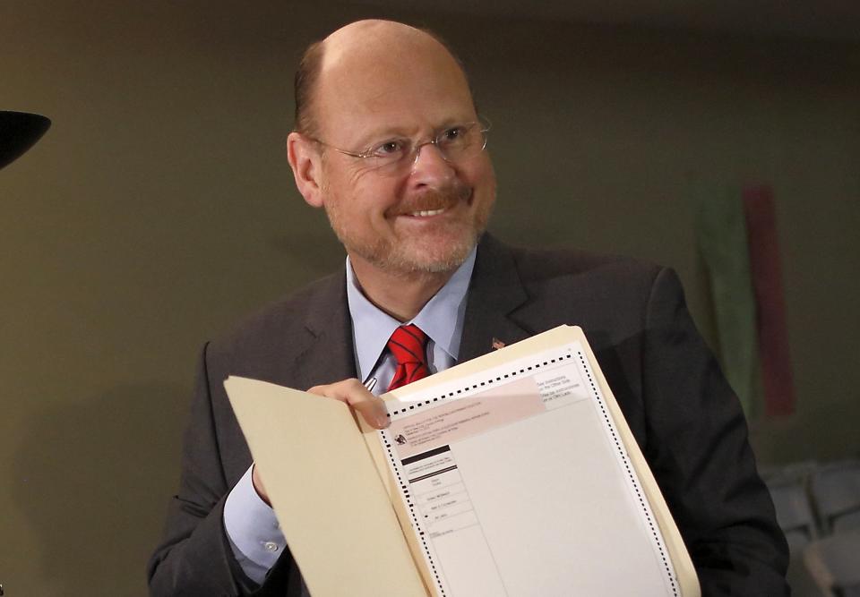 New York City Republican mayoral candidate Joe Lhota shows his ballot after voting in the Republican primary election in the Brooklyn borough of New York September 10, 2013. REUTERS/Brendan McDermid (UNITED STATES - Tags: POLITICS ELECTIONS)