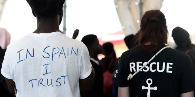 Uno de los migrantes rescatados por el ‘Aquarius’, con una camiseta en la que pone “confío en España”, justo antes del desembarco en Valencia.(Foto: HuffPost)