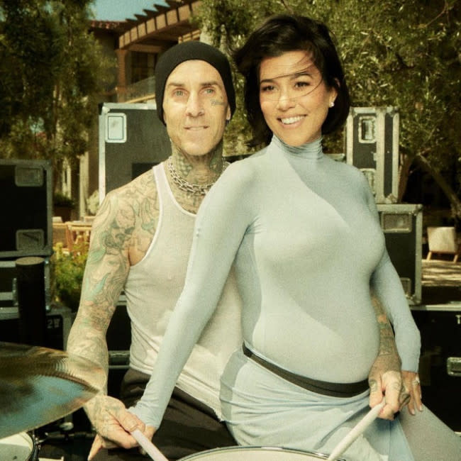 Travis Barker y Kourtney Kardashian presumen de embarazo en Instagram credit:Bang Showbiz