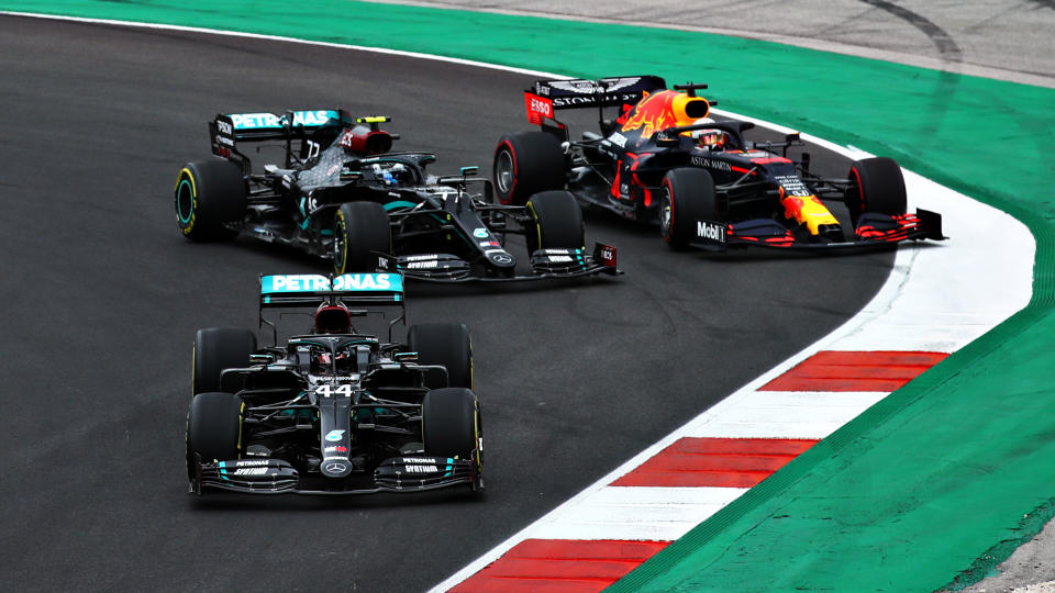 Verstappen por detrás de Hamilton y Bottas durante un momento del Gran Premio de Portugal. (Foto: Bryn Lennon / Formula 1 / Getty Images).