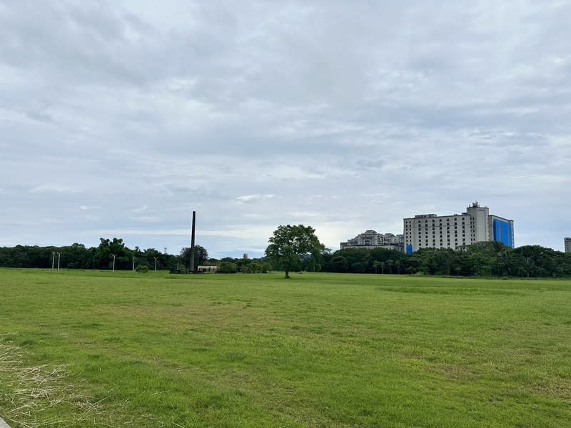 花蓮市佐倉公墓區變身運動公園  爭取建足球場 花蓮市佐倉運動公園前身為佐倉公墓A區，2022年A 區完成所有墳墓起掘，公告廢止改為運動公園；花蓮 市公所向教育部體育署爭取「優化全民運動與賽會環 境計畫」，擬在公園興建現代化足球場。 中央社記者李先鳳攝  113年5月20日 