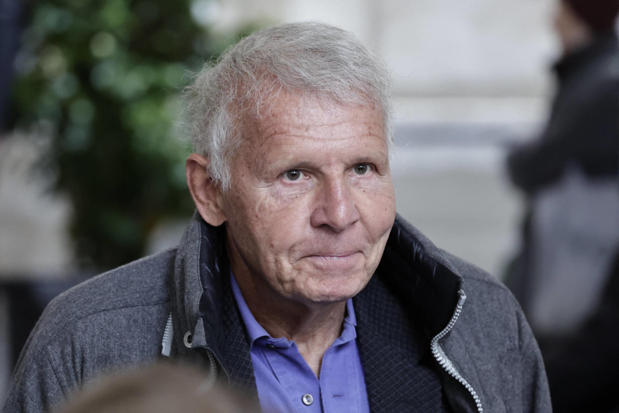 Patrick Poivre d’Arvor, présentateur du journal télévisé et écrivain est visée par de nombreuses accusations de violences sexuelles. Il est ici photographie à la cérémonie d’enterrement de l’ancien ministre français de la Cultur  Frédéric Mitterrand.