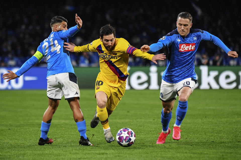 SAN PAOLO STADIUM, NAPLES, CAMPANIA, ITALY - 2020/02/25: Barcelona's Argentinian forward Lionel Messi (C) fights for the ball with Napoli's Italian striker Lorenzo Insigne (L) and Napoli's Polish midfielder Piotr Zielinski (R) during the UEFA Champions league round of 16 first leg football match SSC Napoli vs FC Barcelona. Napoli drew with Barcelona 1-1. (Photo by Salvatore Laporta/KONTROLAB/LightRocket via Getty Images)