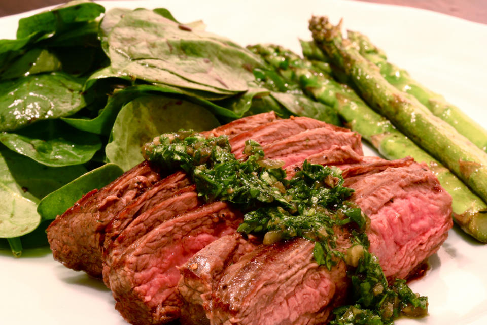 Carne con chimichurri / Foto: Dave Lifson en flickr