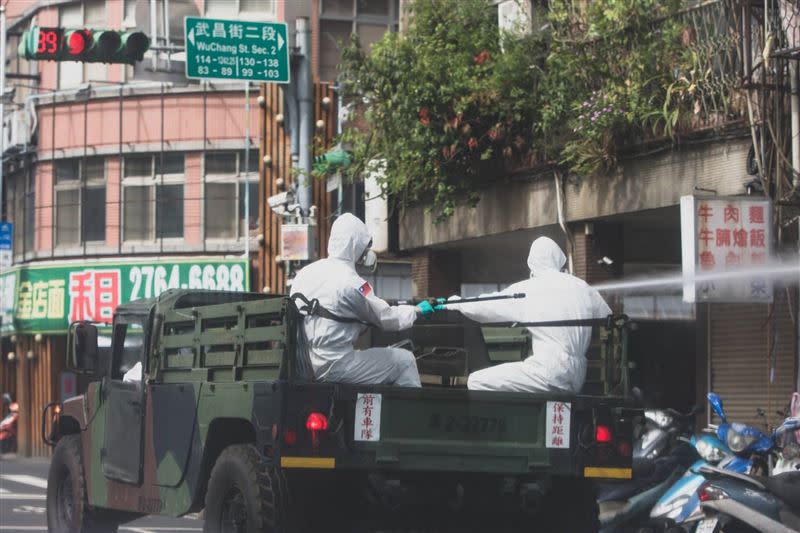  陸軍33化學兵群今赴萬華執行消毒作業。（圖／軍聞社提供）