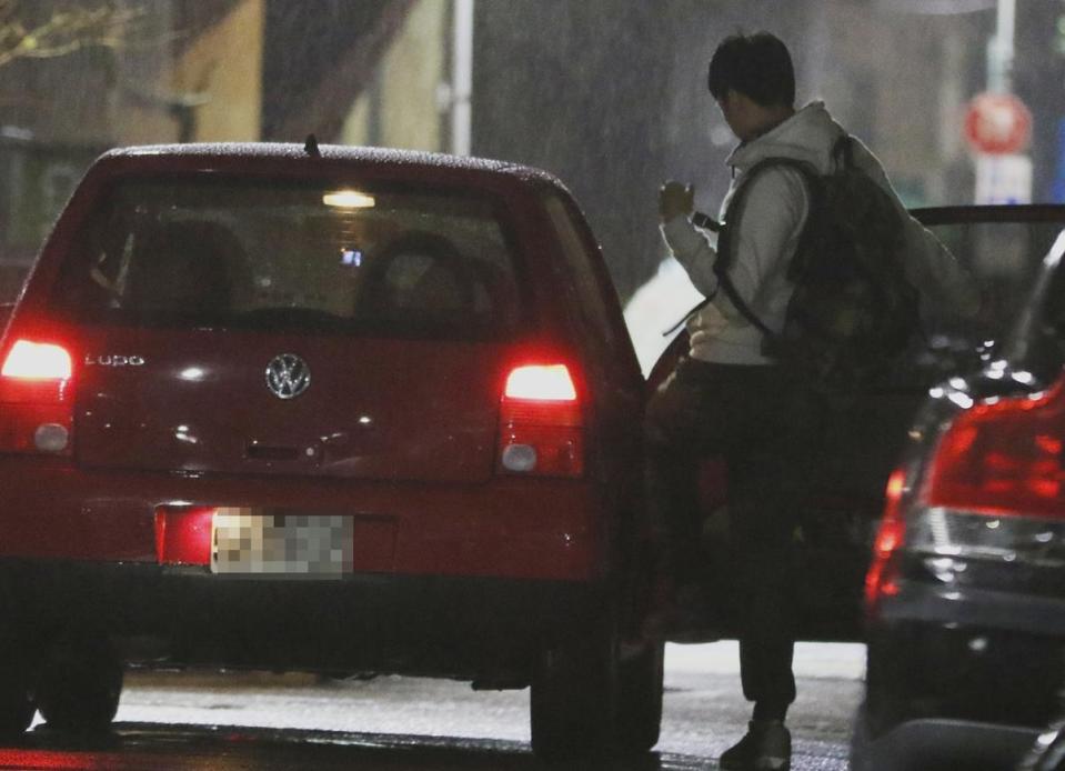 袁艾菲的車開到了北市大安路的一棟民宅前面，一名精壯男子上了車。