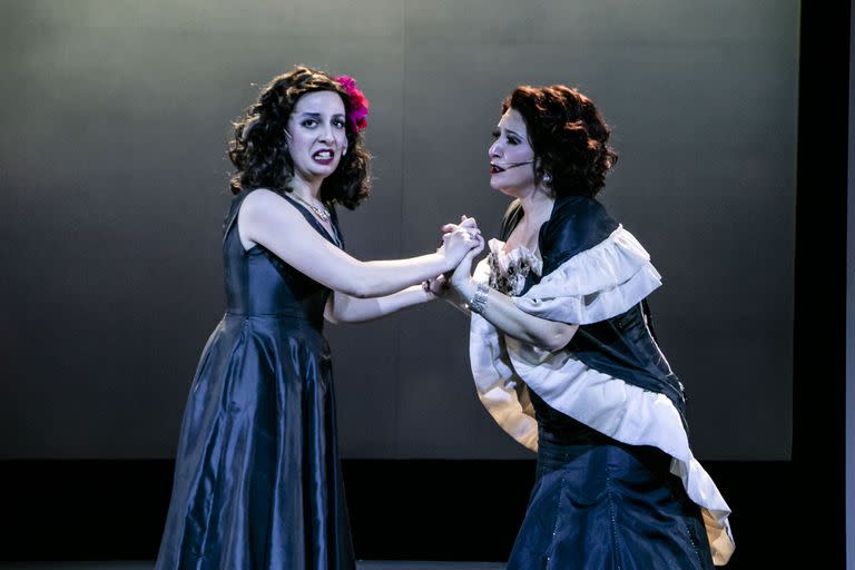 Agustina D'Angelo (Tita Merello) y Lucía Andrada (Libertad Lamarque)