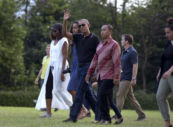 Former President Barack Obama with wife Michelle and daughter Malia in Indonesia. (Photo: AP Photo/Slamet Riyadi)