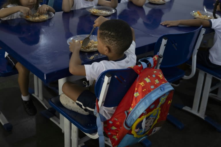 Students eat lunch at Burle Marx school in Rio de Janeiro (Pablo PORCIUNCULA)