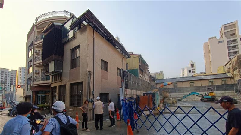 台南北區北華街一處建築工地施工，發現鄰近住宅傾斜，有安全疑慮。（圖／台南市政府提供）