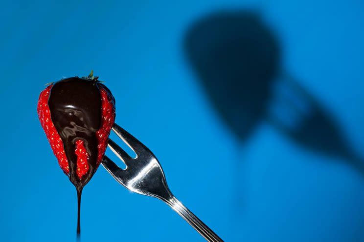 Para conciliar el sueño, bastaría un chocolate oscuro. LuigiMorbidelli/Getty Images.