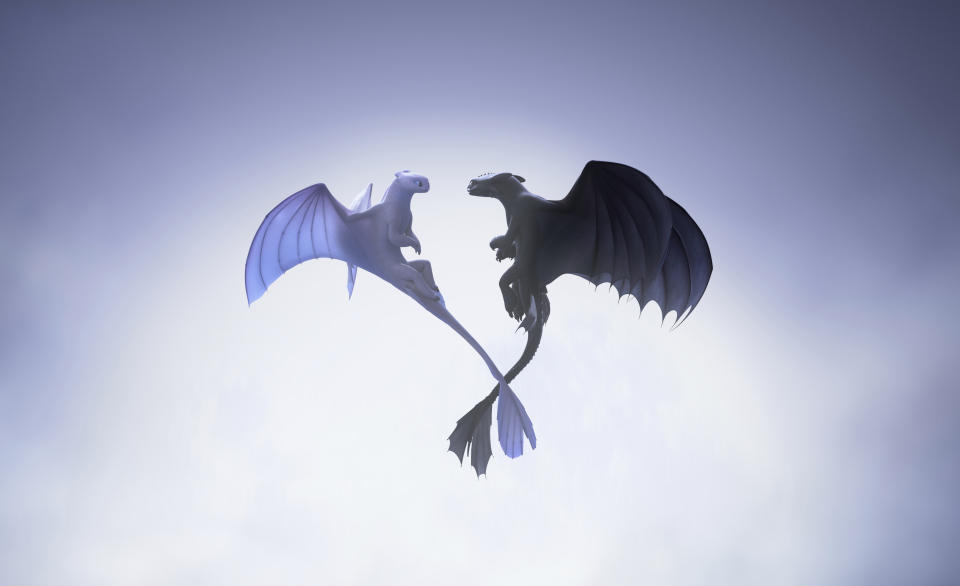 En esta imagen difundida por Universal Pictures, Hiccup y otro dragón furia de la noche en una escena de "How to Train Your Dragon: The Hidden World" de DreamWorks Animation. (DreamWorks Animation/Universal Pictures vía AP)