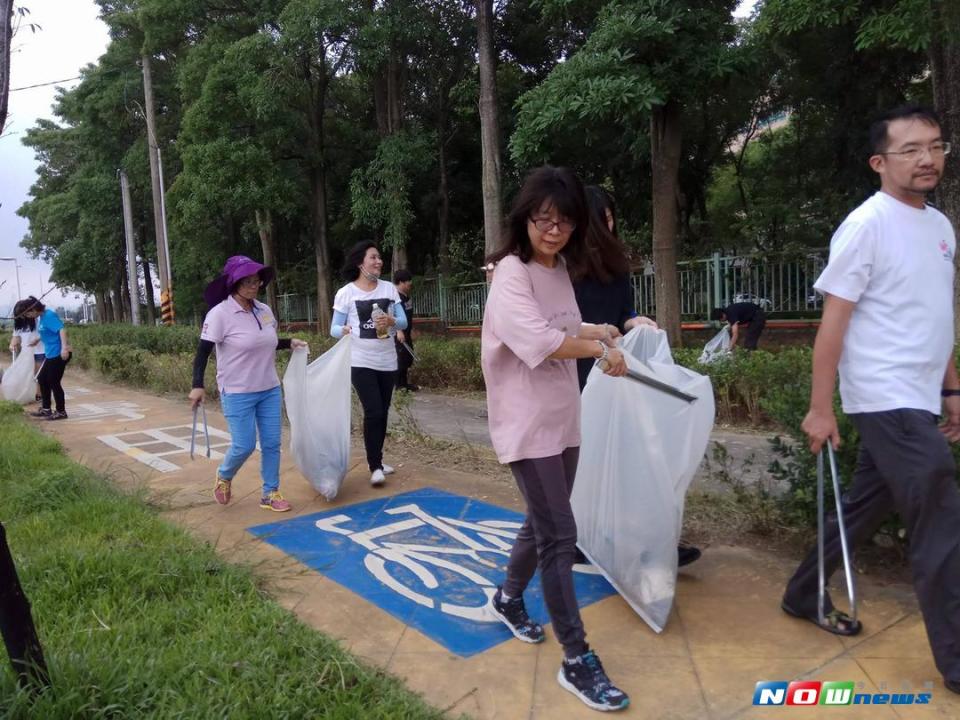 環球教職員工生攜手將周遭道路的垃圾清除並做好分類。（圖／記者蘇榮泉翻攝， 2017.09.06）