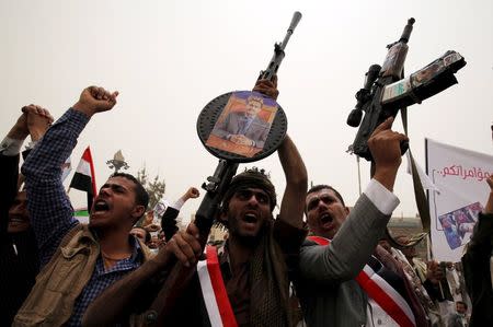 Supporters of Yemen's former President Ali Abdullah Saleh, hold up their weapons during a rally against airstrikes, in Sanaa April 3, 2015. REUTERS/Mohamed al-Sayaghi