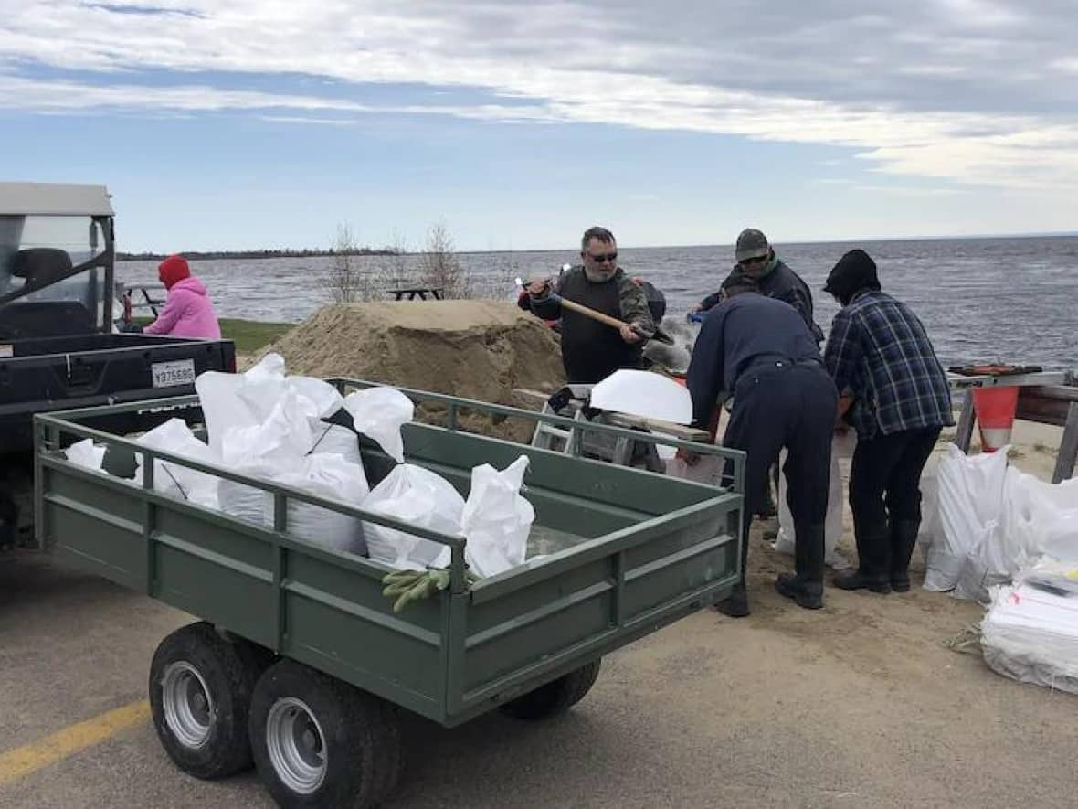 Residents in Saint-Félicien, Que.,  prepare sandbags as water levels in Lac-Saint-Jean are expected to rise over the weekend.  (Radio-Canada/Andréanne Larouche - image credit)