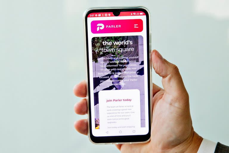 Un Teléfono de la Libertad muestra la aplicación Parler, que ha sido retirada de Apple, Google y Amazon este año