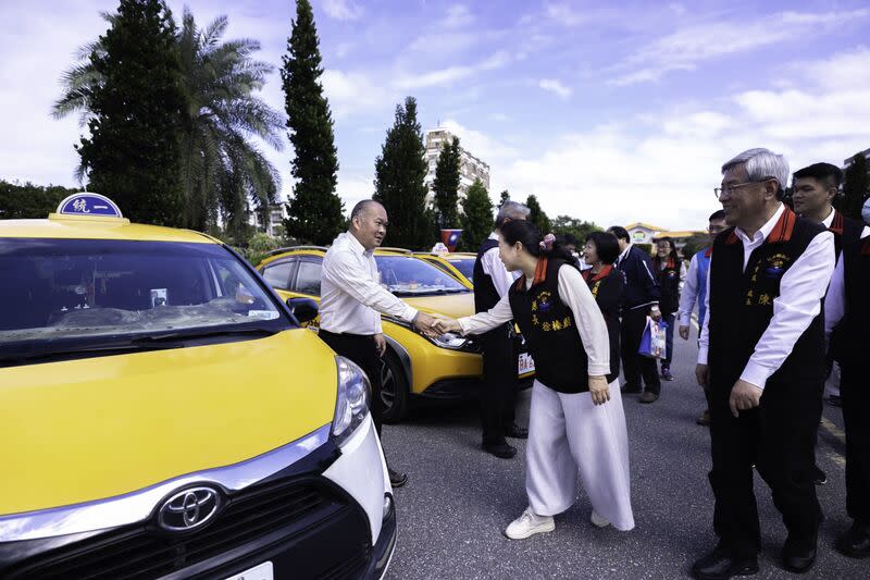 花蓮愛心計程車叫不到車  縣府：持續召募司機 花蓮縣敬老愛心計程車隊3月1日起，服務範圍從身障 者擴及縣內65歲以上長者，由縣府補助7成車資，民 眾反映常叫不到車。縣府社會處25日表示，將持續召 募計程車加入。 （花蓮縣政府提供） 中央社記者李先鳳傳真  113年3月25日 