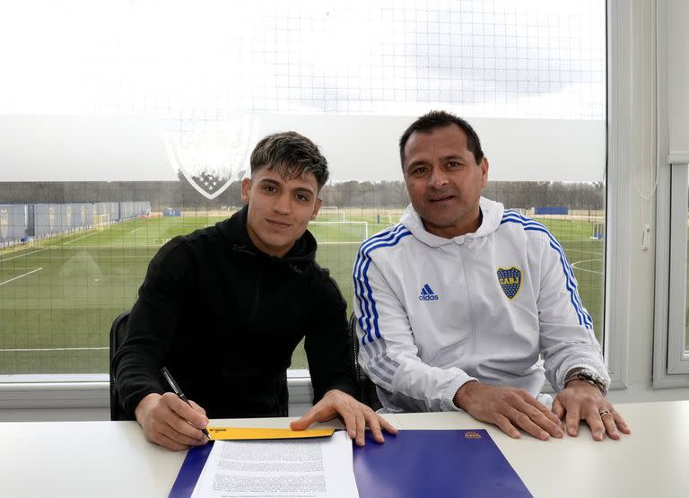 Exequiel Zeballos con el Chelo Delgado, integrante del Consejo de Fútbol de Boca, en el momento de la firma de la renovación del contrato hasta diciembre de 2026