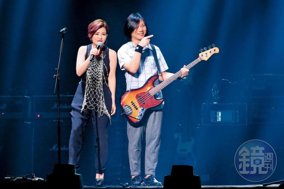梁靜茹（左）曾與瑪莎相戀4年，後因男方抱持不婚主義而分手，經過多年，兩人在五月天演唱會上同台演出。