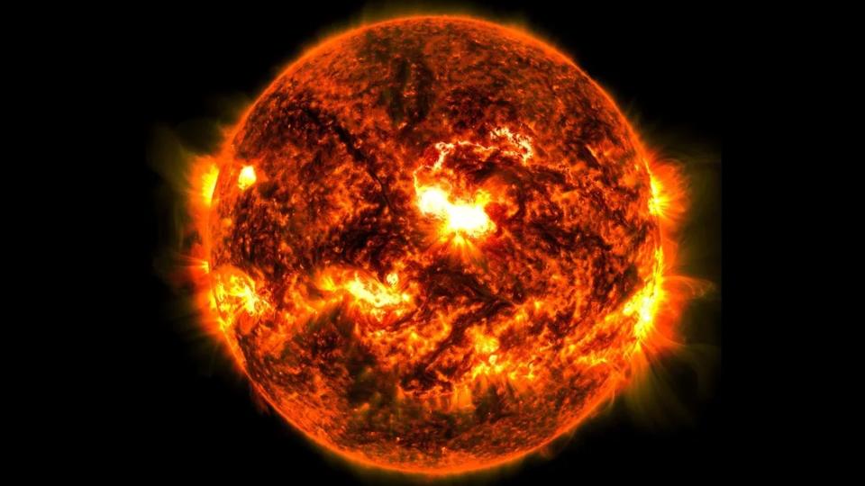     Eine Nahaufnahme einer hellen Sonneneruption, die am 8. Oktober 2024 von der Sonne ausbricht. 