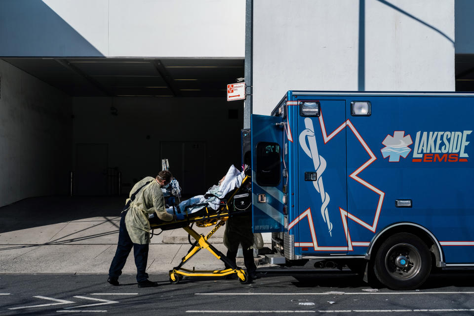 Trabajadores de la salud del Servicio de Emergencias Médicas de Lakeside de Effingham, Illinois, trasladan a un paciente de una ambulancia en el Lenox Health Greenwich Village Hospital de Nueva York, el lunes 6 de abril de 2020. (Gabriela Bhaskar/The New York Times).