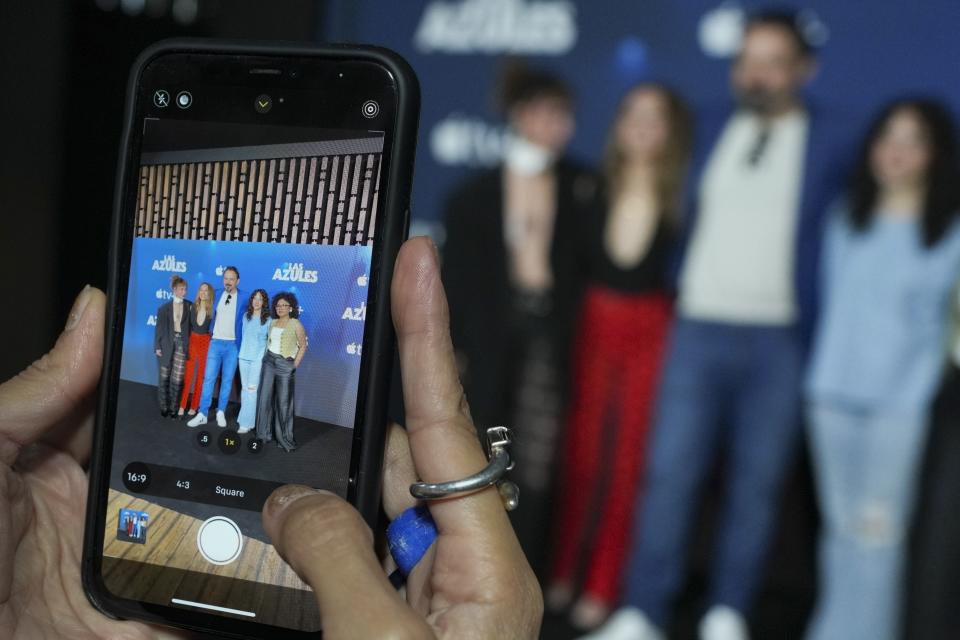 Un miembro del equipo de la serie de Apple TV+ "Las Azules" ("Women in Blue"), toma una fotografía de las actrices y el productor durante un evento promocional en la Ciudad de México el martes 9 de julio de 2024. De izquierda a derecha las actrices Natalia Téllez y Barbara Mori, el productor Fernando Rovzar, y las actrices Ximena Sariñana y Amorita Rasgado. (Foto AP/Marco Ugarte)