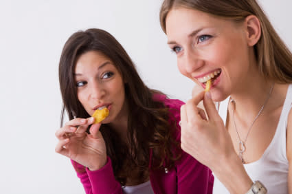 A la que le cuentas que te acabas de poner a dieta y en la tarde llega a tu casa con un par de hamburguesas, una bolsa grande de papas fritas y otra de aros de cebolla para sabotearte.