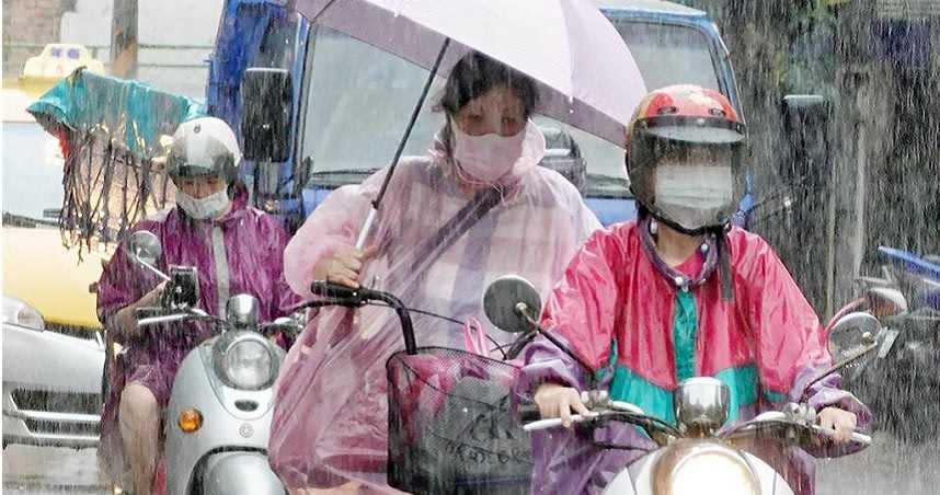 受到西南氣良帶來的豪大雨影響，台南、高雄晚間宣布明天停班停課。（圖／姚志平攝）