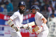 Cricket - India v England - Fifth Test cricket match - M A Chidambaram Stadium, Chennai, India - 16/12/16 - England's Joe Root (R) and Moeen Ali run between wickets. REUTERS/Danish Siddiqui