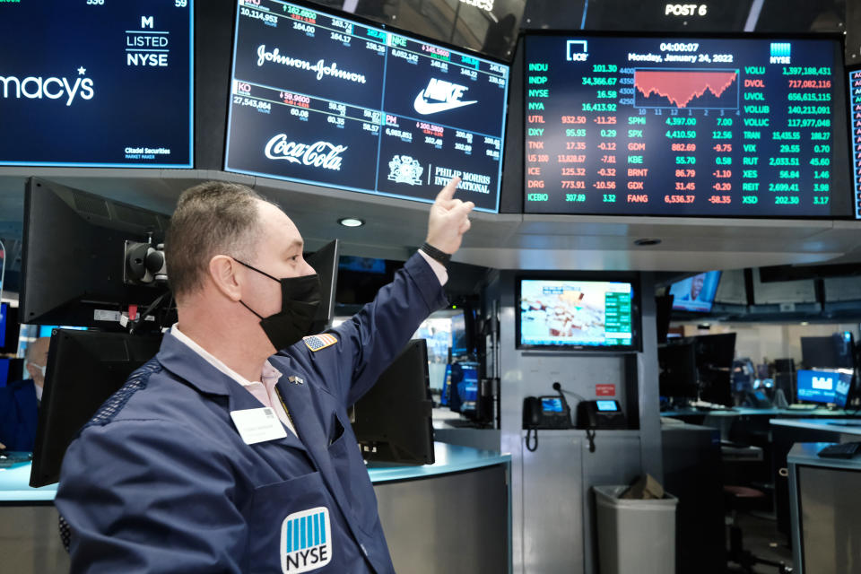 Kauppias taputtaa lattialla New Yorkin pörssissä (NYSE), kun Dow Jones Industrial Average kääntyy positiiviseksi 24. tammikuuta 2022 New Yorkissa. (Kuva Spencer Platt/Getty Images)