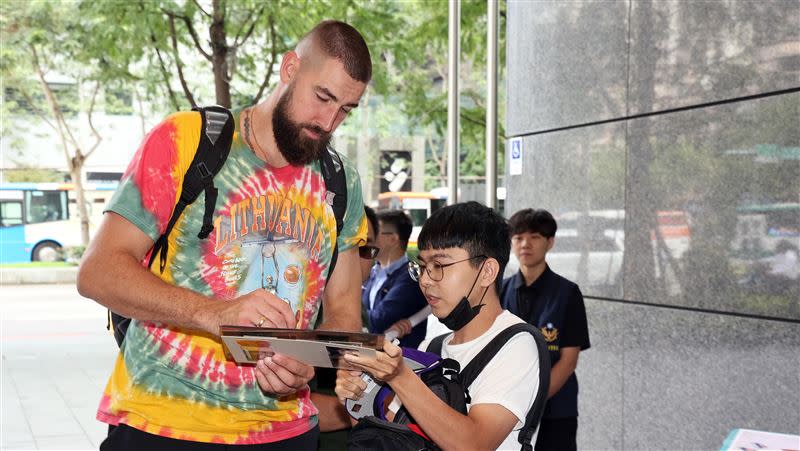 鵜鶘中鋒瓦蘭丘納斯（Jonas Valanciunas）抵台打世界盃熱身賽。（圖／T1提供）