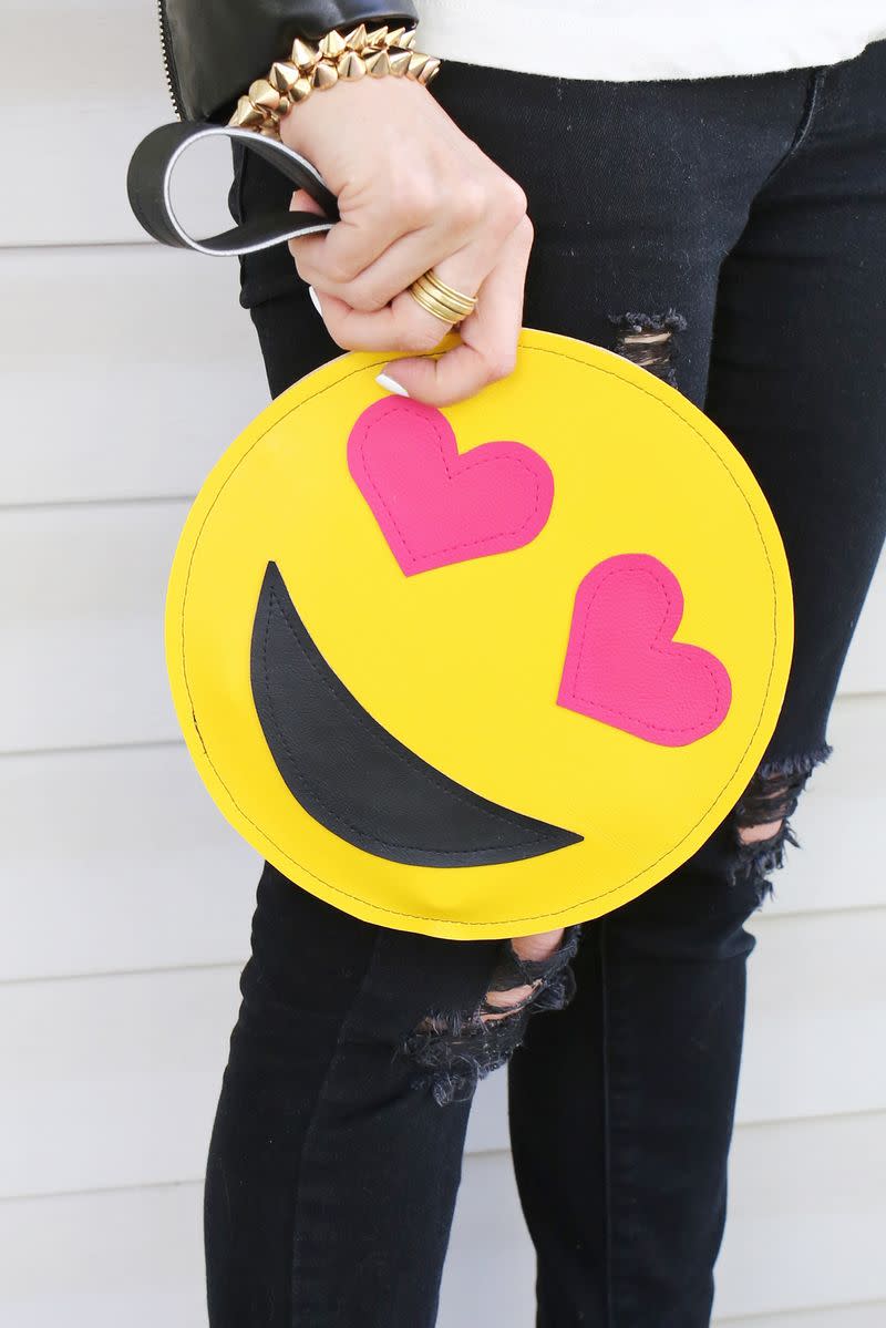 how to make an emoji clutch