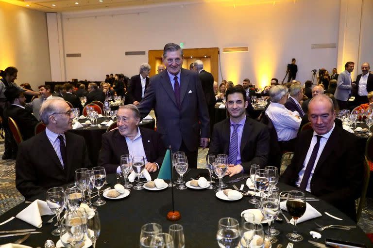 El juez Carlos Rosenkrantz, los periodistas José Ignacio López y Claudio Escribano, junto al secretario de Comercio, Matías Tombolini