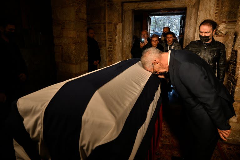 Un grupo de personas presenta sus respetos al ex rey de Grecia Constantino II, fallecido a los 82 años, en la capilla de San Eleftherios el día de sus funerales en Atenas, el 16 de enero de 2023. 