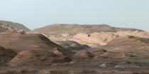 <p>Dieses zusammengesetzte Foto zeigt die höheren Ebenen von Mount Sharp. “Curiosity” fertigte die Aufnahmen am 15. Juni 2016 an. Die Farben wurden von der NASA etwas verändert, damit das Gestein ähnlich aussieht wie auf der Erde. (Bild: NASA/JPL-Caltech/MSSS) </p>