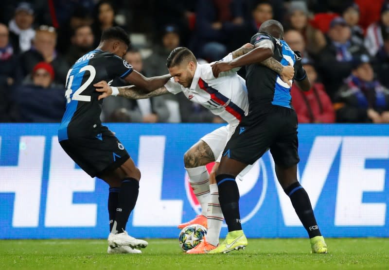 Mauro Icardi del Paris St Germain, en acción frente a Emmanuel Dennis del Brujas en el Parque de los Príncipes.