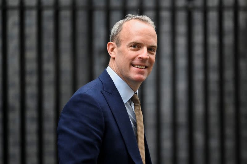 FOTO DE ARCHIVO. El viceprimer ministro británico y secretario de Justicia, Dominic Raab, reacciona frente a Downing Street mientras asiste a la reunión semanal del gabinete británico, en Londres, Inglaterra