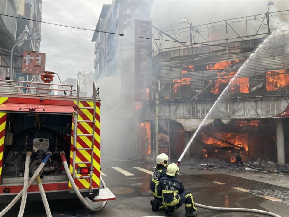 台中檸檬餅老店一福堂3日發生火警，因店鋪為木造建築，火勢一發不可收拾，消防局獲報前往搶救。（台中市消防局提供）