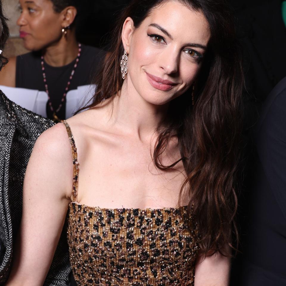  Anne Hathaway attends the Valentino Haute Couture Spring Summer 2023 show as part of Paris Fashion Week on January 25, 2023 in Paris, France 