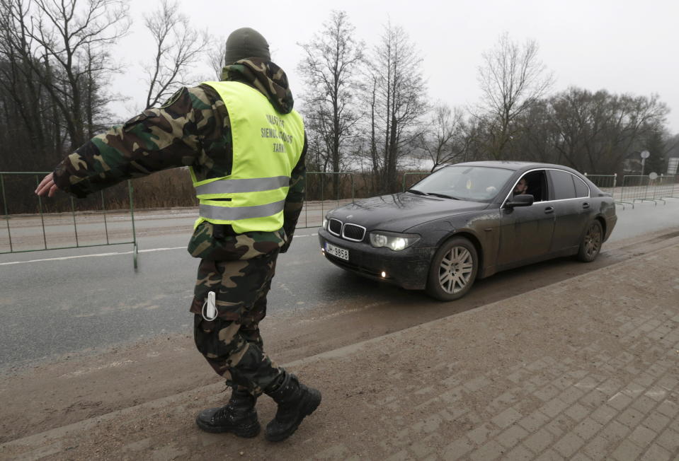 Control policial en la frontera entre Lituania y Letonia. (REUTERS/Ints Kalnins)