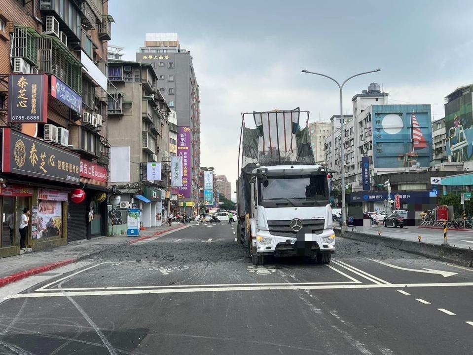 曳引車廢土造成路面滿是泥沙土石，影響通行。（翻攝畫面）